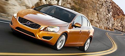 En Volvo S60 kör nerför en bergig väg. (AI text)