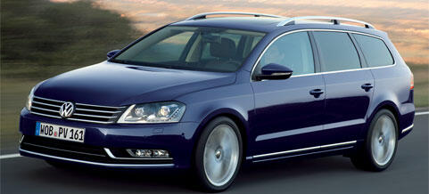 En blå Volkswagen Passat kör nedför en väg. (AI text)