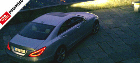 Mercedes-Benz CLS parkerat vid en backe (AI text)