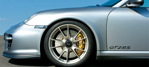 En silverfärgad Porsche 911 GTS parkerad vid en vägkant. (AI text)