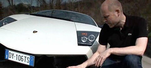 En man knorrar bredvid en vit Lamborghini. (AI text)