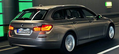BMW X5 xDrive turismöbler på en motorväg (AI text)