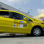 En gul bil har krockat med en annan bil. (AI text)