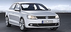En vit Volkswagen Polo kör på en väg. (AI text)