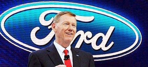 En man i kostym står framför Fords logotyp. (AI text)