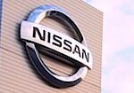 Nissan-logotyp på ett byggnad. (AI text)