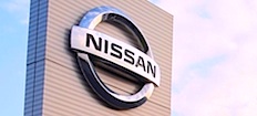 Nissan-logotyp på ett byggnad. (AI text)