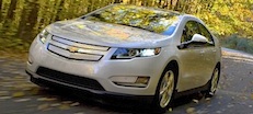 Chevrolet Volt - en bil kör ned en väg (AI text)