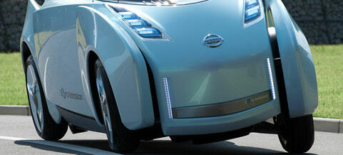 En framtida bil kör nerför en väg. (AI text)