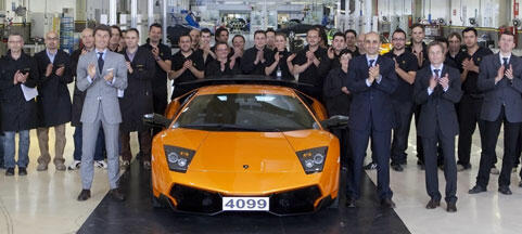 En grupp personer står framför en Lamborghini. (AI text)