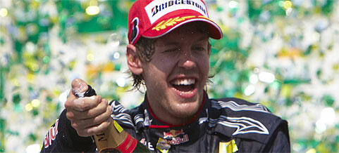 person firar efter att ha vunnit Formel 1-världsmästerskapet (AI text)