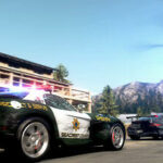 En polisbil kör nedför en väg. (AI text)