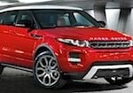 En röd Range Rover Evoque kör genom ett parkeringsgarage. (AI text)