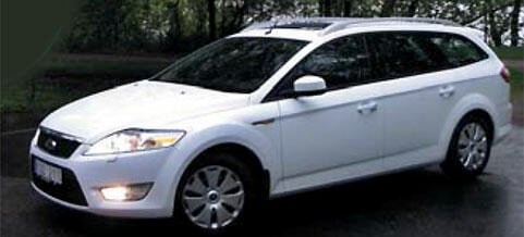 En vit Ford Mondeo parkerad i en parkeringsplats. (AI text)