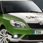 En bil i grönt och vitt med ett vitt och grönt logotyp. (AI text)