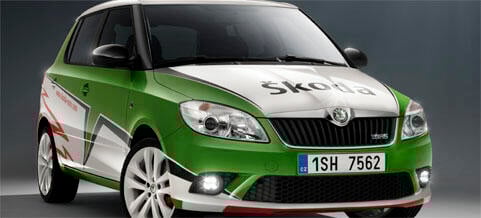 En bil i grönt och vitt med ett vitt och grönt logotyp. (AI text)