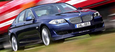 BMW 5-serien kör på vägen (AI text)