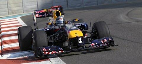 Rött Bull-racingbil kör längs banan. (AI text)