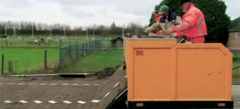 En man lägger en väg i smutsen. (AI text)