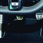 En bil med ratt och pedaler. (AI text)