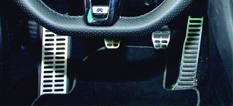 En bil med ratt och pedaler. (AI text)