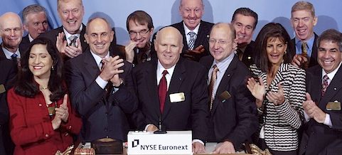 en grupp personer som poserar för en foto (AI text)