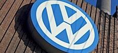 En Volkswagen-logga på ett byggnad. (AI text)