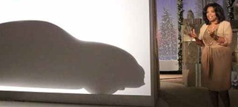 En kvinna står bredvid en bil. (AI text)