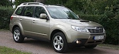 En Subaru Forester parkerad vid vägkanten. (AI text)