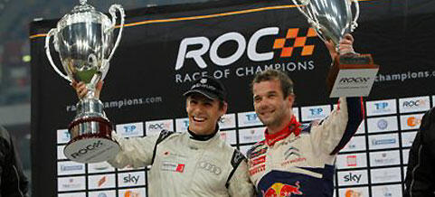 En grupp personer håller upp troféer. (AI text)