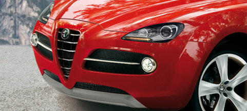 En röd Alfa Romeo parkerad vid en vägkant. (AI text)