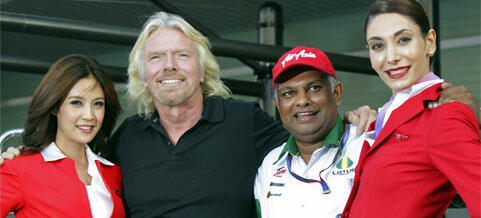 En grupp personer ställer sig upp för att ta en bild. (AI text)