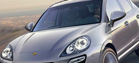 Den nya Porsche Cayenne kör längs vägen. (AI text)