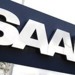 Saab-logotypen visas framför ett byggnad. (AI text)