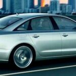 En Audi A6 sedan kör på motorvägen. (AI text)
