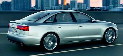 En Audi A6 sedan kör på motorvägen. (AI text)