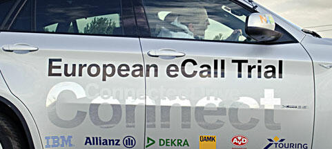 En bil med ett europeiskt E-call-försöksemblem på sidan. (AI text)