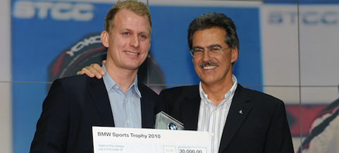 En man och en kvinna håller en kontoutdrag. (AI text)