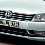 En Volkswagen Passat kör nerför en landsväg. (AI text)