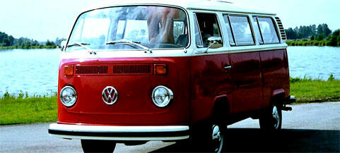 En VW-buss parkerad vid vägkanten. (AI text)