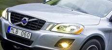 Volvo XC90 kör längs en väg. (AI text)