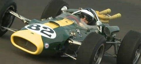 En racebil kör längs banan. (AI text)