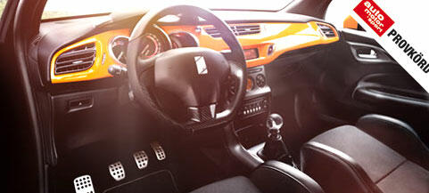 En bilinteriör med gul inredning. (AI text)