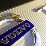 En Volvo-logotyp syns på frontgrillen på en bil. (AI text)
