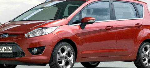 En röd Ford Fiesta parkerad på en gata. (AI text)