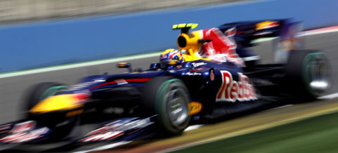 Red Bull racinglekar kör snabbt längs banan. (AI text)