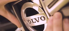Volvo-logotyp på en bil (AI text)