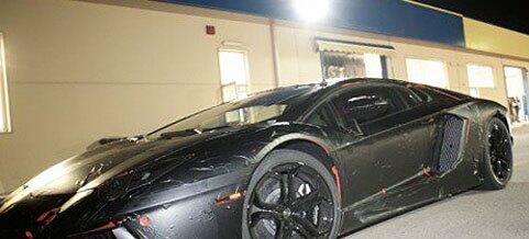 En svart Lamborghini GT4 parkerad i en garagehall. (AI text)