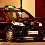 En VW-taxi parkerad på en gata. (AI text)