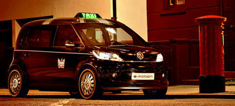 En VW-taxi parkerad på en gata. (AI text)